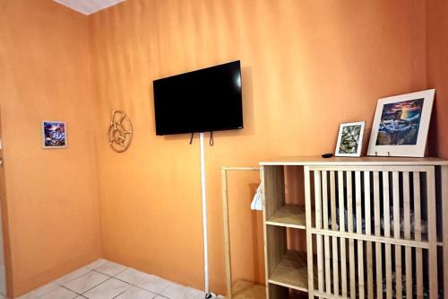 a room with a flat screen tv on the wall at Casa El Coqui in Luyando
