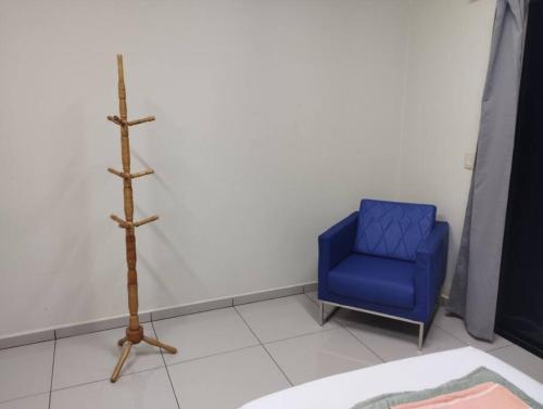 een blauwe stoel en een houten paal in een kamer bij Kitnet 3 - Estada do Conforto in Guaíra