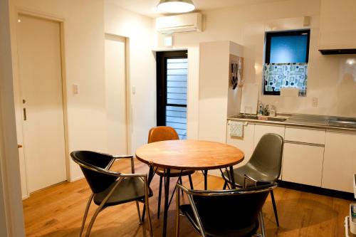 - une cuisine et une salle à manger avec une table et des chaises dans l'établissement EK House Kamata A, Simple&Stylish, Near Haneda/Shinagawa, one floor, à Tokyo