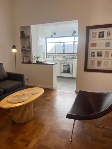 een woonkamer met een tafel en een bank bij Acacia apartment in San Isidro