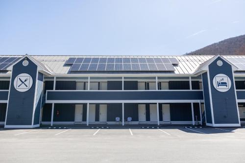 un edificio con paneles solares en el techo en Clear River Inn and Tavern en Pittsfield