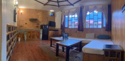 Zimmer mit einem Bett und einem Tisch in einem Zimmer in der Unterkunft Swastik Royal Lodge in Junagadh