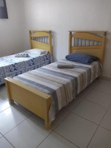 duas camas sentadas num quarto com em Casa grande mobiliada pra são joao em Campina Grande