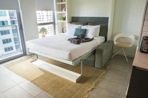 duże łóżko w pokoju z dużym oknem w obiekcie Miami High Town View 1610 w Miami