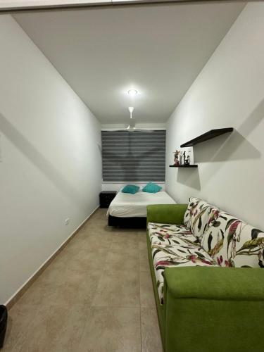 - un salon avec un canapé et un lit dans l'établissement Villa Diana-Condominio campestre, à Girardot