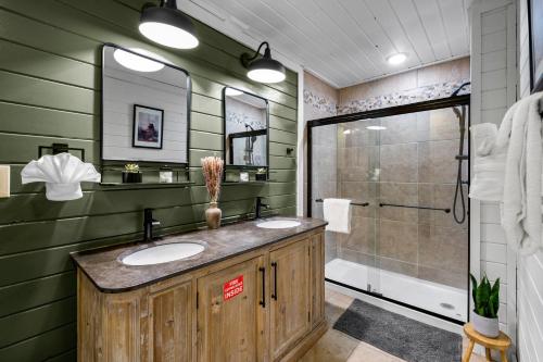 Vannituba majutusasutuses Escape to Sugar Chalet: The Rustic Modern Retreat