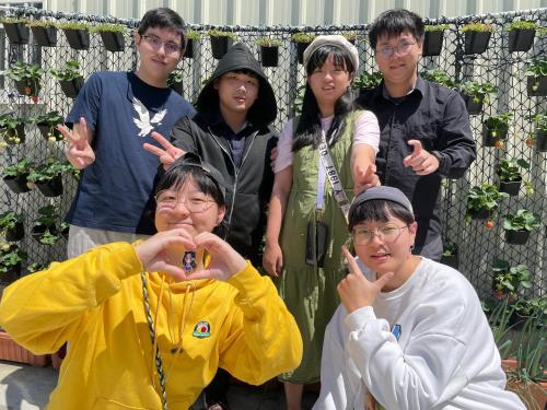 a group of people posing for a picture at 佳林居 in Dahu