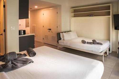 pokój hotelowy z 2 łóżkami i kuchnią w obiekcie Miami High Town View 1610 w Miami