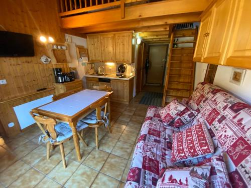 Charmant duplex avec balcon, proche ski et navettes, parking, WIFI