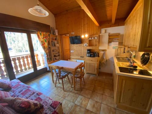 une cuisine et une salle à manger avec une table dans une pièce dans l'établissement Appartement Duplex Proche Centre Village et Télécabines à Châtel, Multi Pass à 3€/jour/personne! - FR-1-693-109, à Châtel