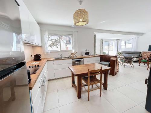 Photo de la galerie de l'établissement Villa moderne 5 chambres au bord de la plage avec parking inclus - FR-1-361-540, à Jullouville