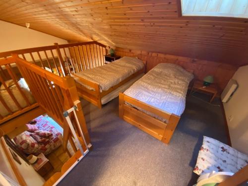 - une chambre avec 2 lits dans l'établissement Appartement Duplex Proche Centre Village et Télécabines à Châtel, Multi Pass à 3€/jour/personne! - FR-1-693-109, à Châtel
