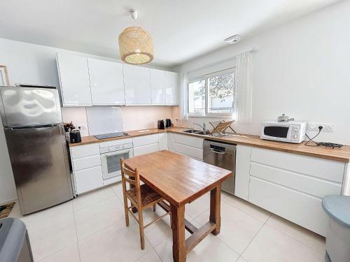 Photo de la galerie de l'établissement Villa moderne 5 chambres au bord de la plage avec parking inclus - FR-1-361-540, à Jullouville