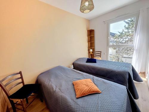 1 dormitorio con 2 camas y ventana en Maison Jullouville, 7 pièces, 10 personnes - FR-1-361-540, en Jullouville-les-Pins