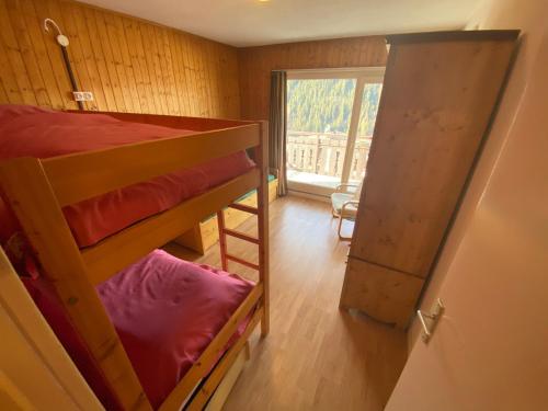 Cette chambre dispose de lits superposés et d'une porte avec fenêtre. dans l'établissement Grand appart, à 500m du centre. Multi Pass été 2024 à 3€/jour! Parking couvert inclus. - FR-1-693-107, à Châtel