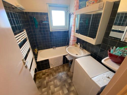 une petite salle de bain avec un lavabo et des toilettes dans l'établissement Grand appart, à 500m du centre. Multi Pass été 2024 à 3€/jour! Parking couvert inclus. - FR-1-693-107, à Châtel