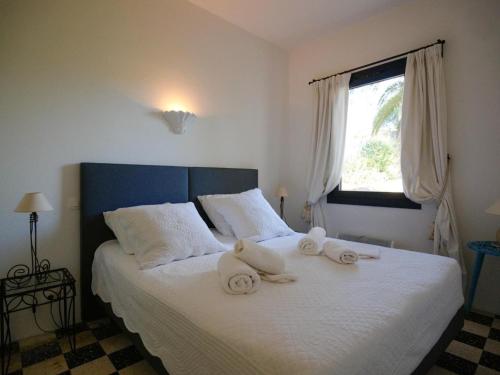 een slaapkamer met een bed met handdoeken erop bij Villa Sainte-Maxime, 5 pièces, 9 personnes - FR-1-728-17 in Sainte-Maxime