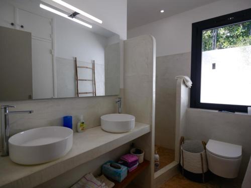 een badkamer met 2 wastafels, een spiegel en een toilet bij Villa Sainte-Maxime, 5 pièces, 9 personnes - FR-1-728-17 in Sainte-Maxime