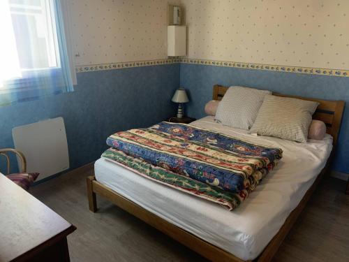 Säng eller sängar i ett rum på Appartement Merville-Franceville-Plage, 2 pièces, 4 personnes - FR-1-465-112