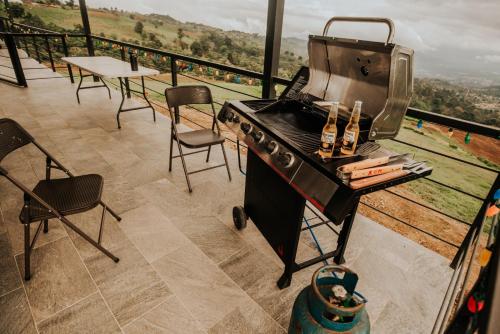 een grill op een balkon met tafels en stoelen bij Sereno Vista in Santa Cruz