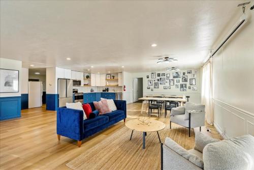 ein Wohnzimmer mit einem blauen Sofa und einem Tisch in der Unterkunft Private Bedroom Quiet Neighborhood in Ogden
