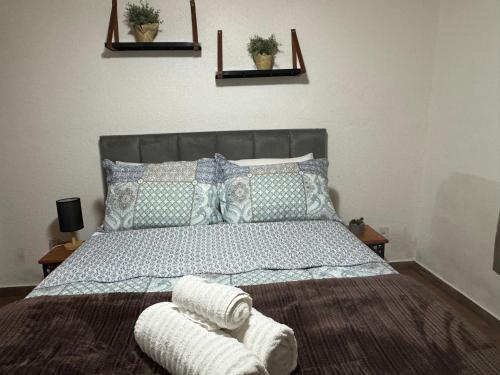 Giường trong phòng chung tại Chalé 02 com mini cozinha no coração de Penedo