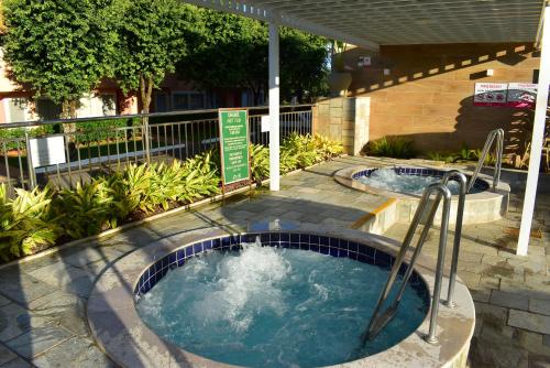 a hot tub in a patio with at diRoma Fiori - Apartamentos JN in Caldas Novas