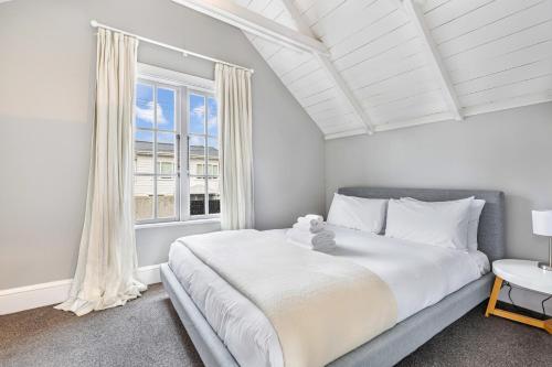 um quarto com uma cama grande e uma janela em Beautiful Ponsonby Villa em Auckland