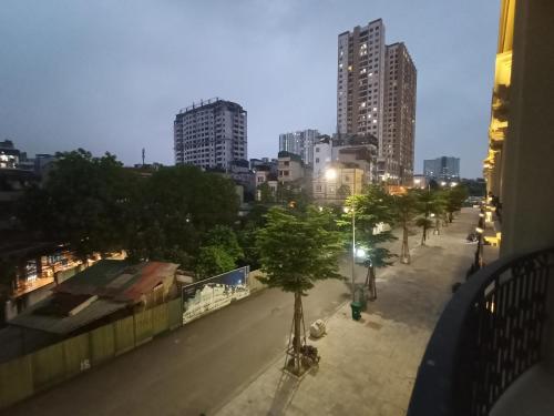 eine Stadtstraße mit Bäumen und Gebäuden in der Nacht in der Unterkunft Harbor Homestays in Hanoi