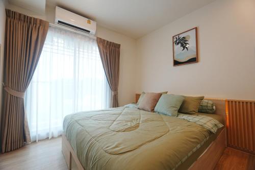 Ban RangengにあるPHYLL Phuket, Luxury Condominium 45の窓のある大きなベッドのある寝室