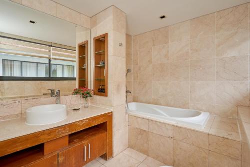 Ένα μπάνιο στο Ocean Sunny Villas Da Nang