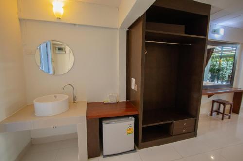 y baño con lavabo y espejo. en Kallapangha Resort Khlongwan, en Klong Wan