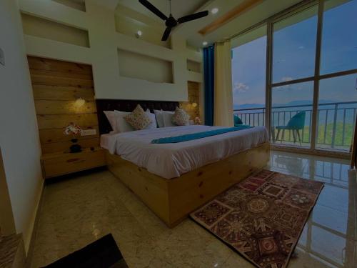 een slaapkamer met een bed en uitzicht op de oceaan bij Sharma Farms in Jamnagar