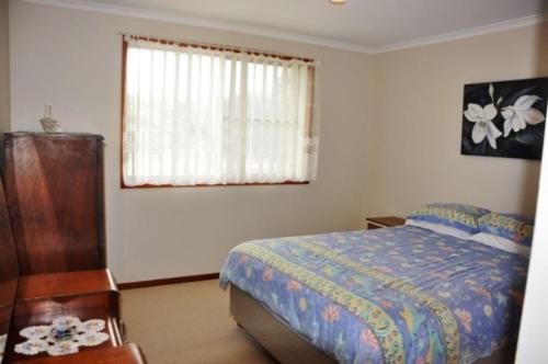 1 dormitorio con cama y ventana en The Sea Ranch 1 Unit 1, 45 Beech Street Evans Head en Evans Head
