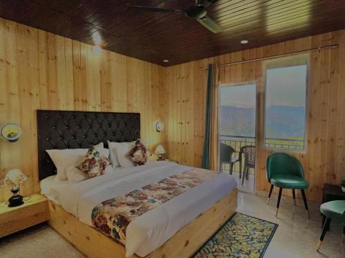 拉傑科德的住宿－Bhupesh Lodge，一间带大床的卧室和一个阳台