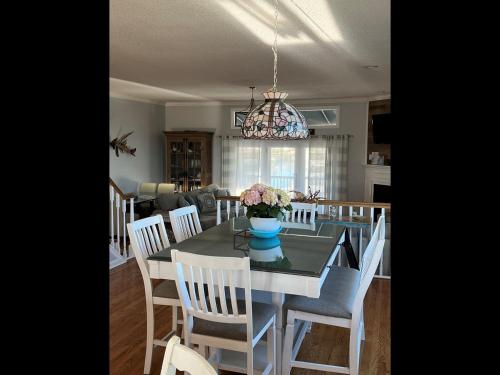 a kitchen and dining room with a table and chairs at Tortuga home in Holden Beach