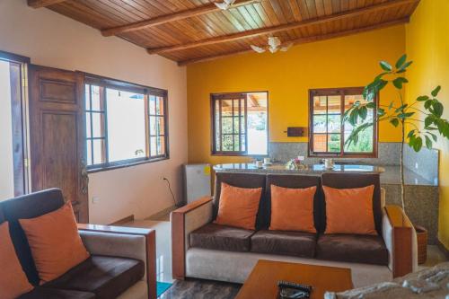 - un salon avec un canapé et une table dans l'établissement Hospedaje Cabaña Familiar, à Otavalo