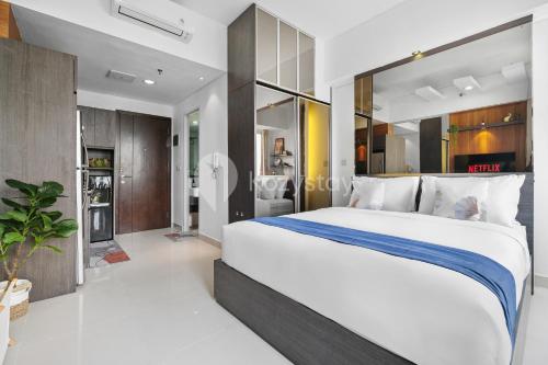 une chambre avec un grand lit dans une pièce dans l'établissement Finis by Kozystay - Grogol, à Jakarta
