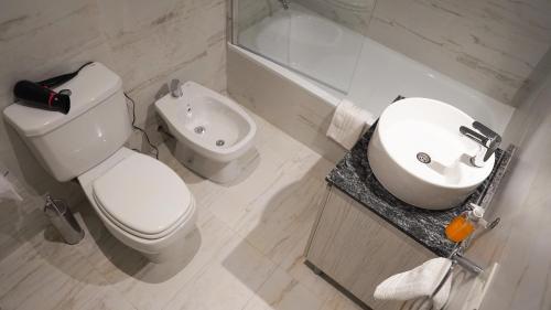 uma casa de banho com um WC, um lavatório e uma banheira em CASARICA Aparts em Buenos Aires