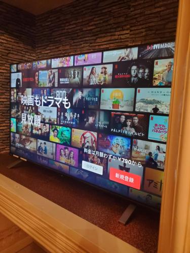 Una gran pantalla de televisión con muchas películas. en openHeart城『キャッスル』, en Ōami