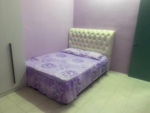 Cama pequeña en habitación con colchón morado en MyLittle Homestay en Tanjung Malim