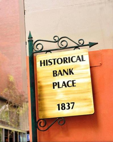 una señal de un banco histórico en un edificio en Famous hotel Melbourne CBD, en Melbourne