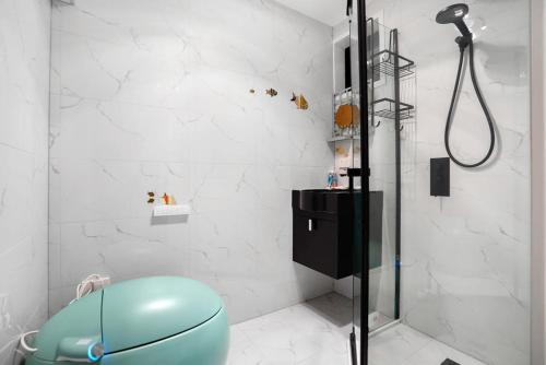 W łazience znajduje się niebieska toaleta i prysznic. w obiekcie Prime Modern Brilliance with Prahran Convenience w Melbourne