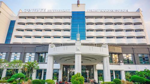 ジャカルタにあるSunlake Waterfront Resort & Conventionの白と青の建物があるホテルの建物