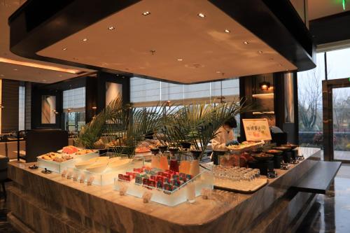 Makanan di atau berdekatan hotel