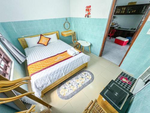 1 dormitorio con cama, silla y espejo en homestay Phúc Lũy, en Cu Lao Thu