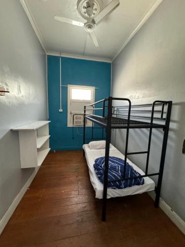 エアにあるAyr Budget Accommodationの青い壁の客室で、二段ベッド2組が備わります。