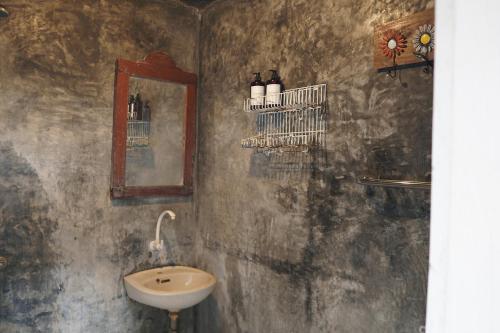 Kúpeľňa v ubytovaní TwoSpaces Living at Wave And Chill House, Canggu