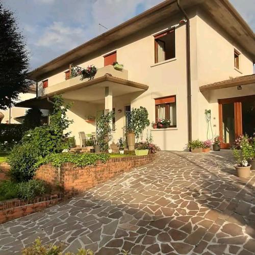 a house with a stone driveway in front of it at Alloggio il Giglio in Schio