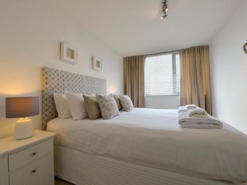 DownderryにあるRock Roseのベッドルーム(大きな白いベッド1台、窓付)